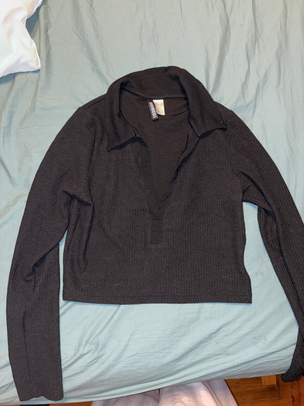 H&M Black Ribbed V-Neck crop top